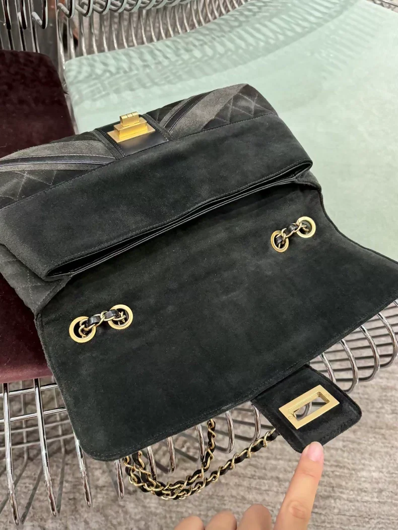 Chanel black Suede/leather 2.55 shoulder bag with gold hardware - Image 2