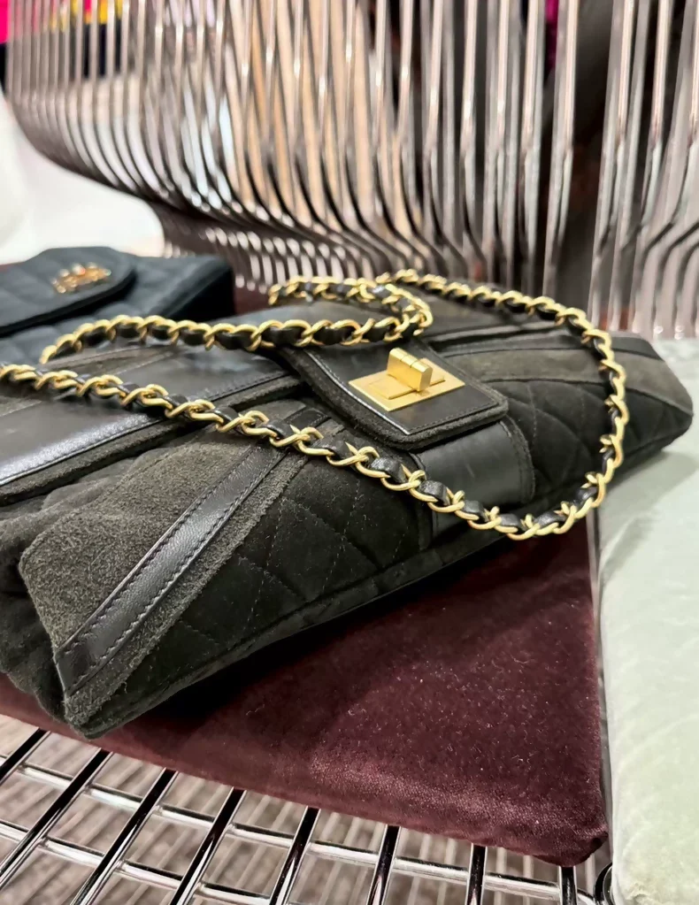 Chanel black Suede/leather 2.55 shoulder bag with gold hardware - Image 3