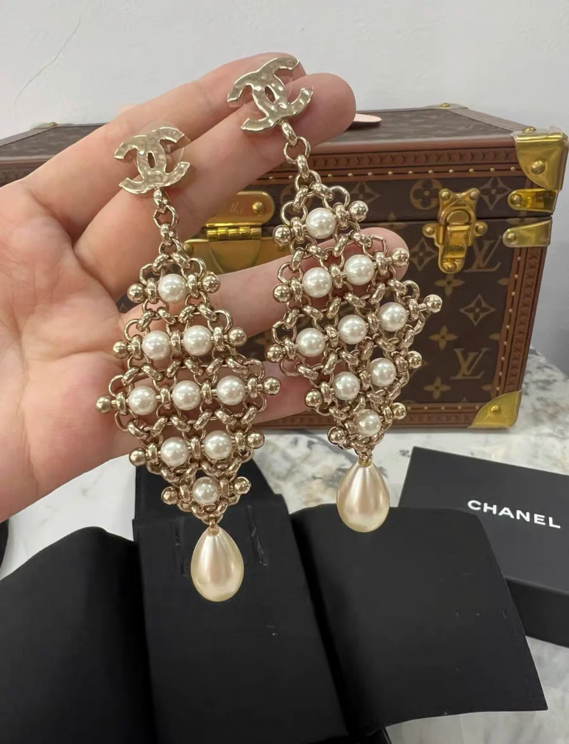 Chanel pearls earrings - Image 2