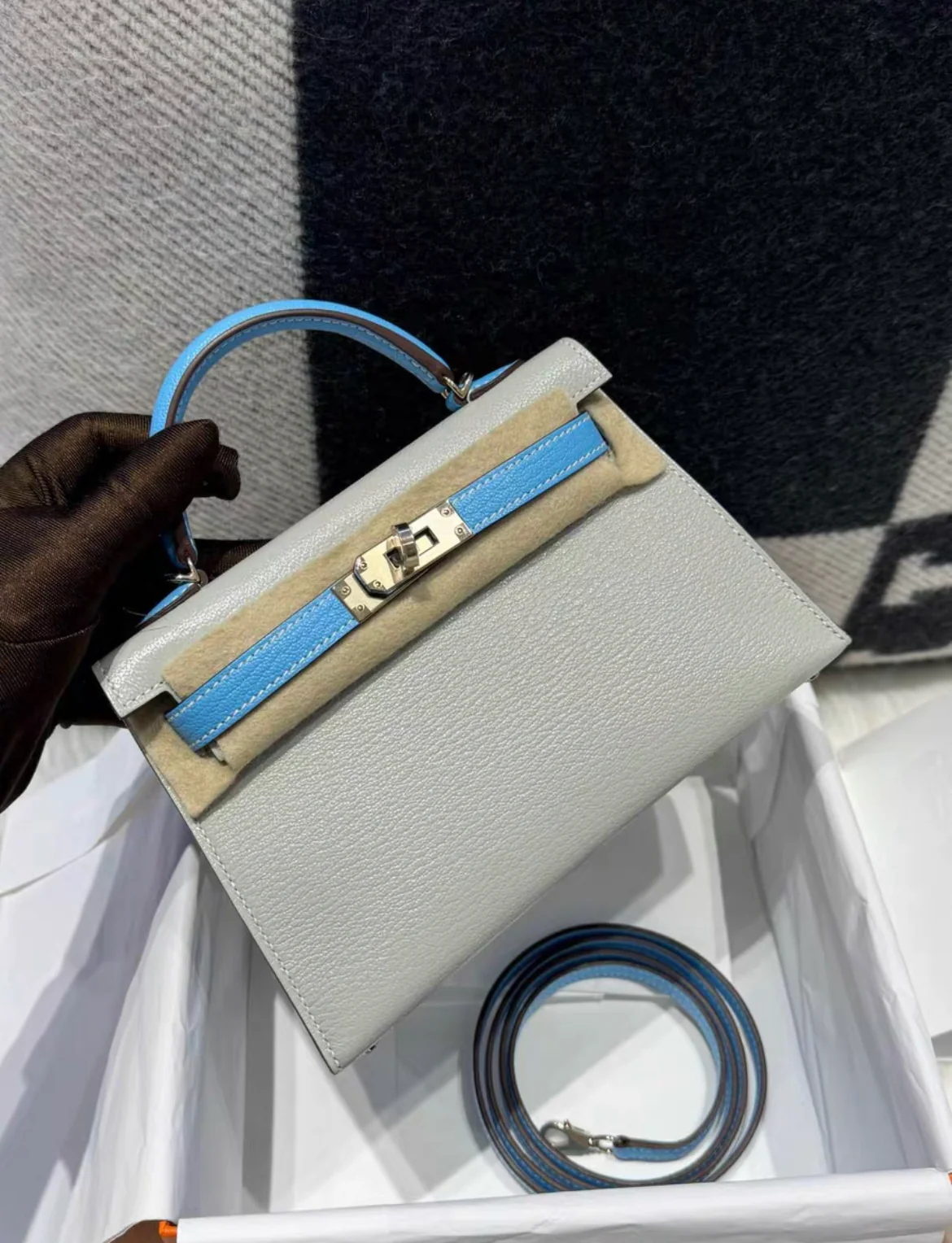 Hermès Special Order (HSS) Kelly 20 Nata and Bleu Chevre Gold Hardware - Image 2