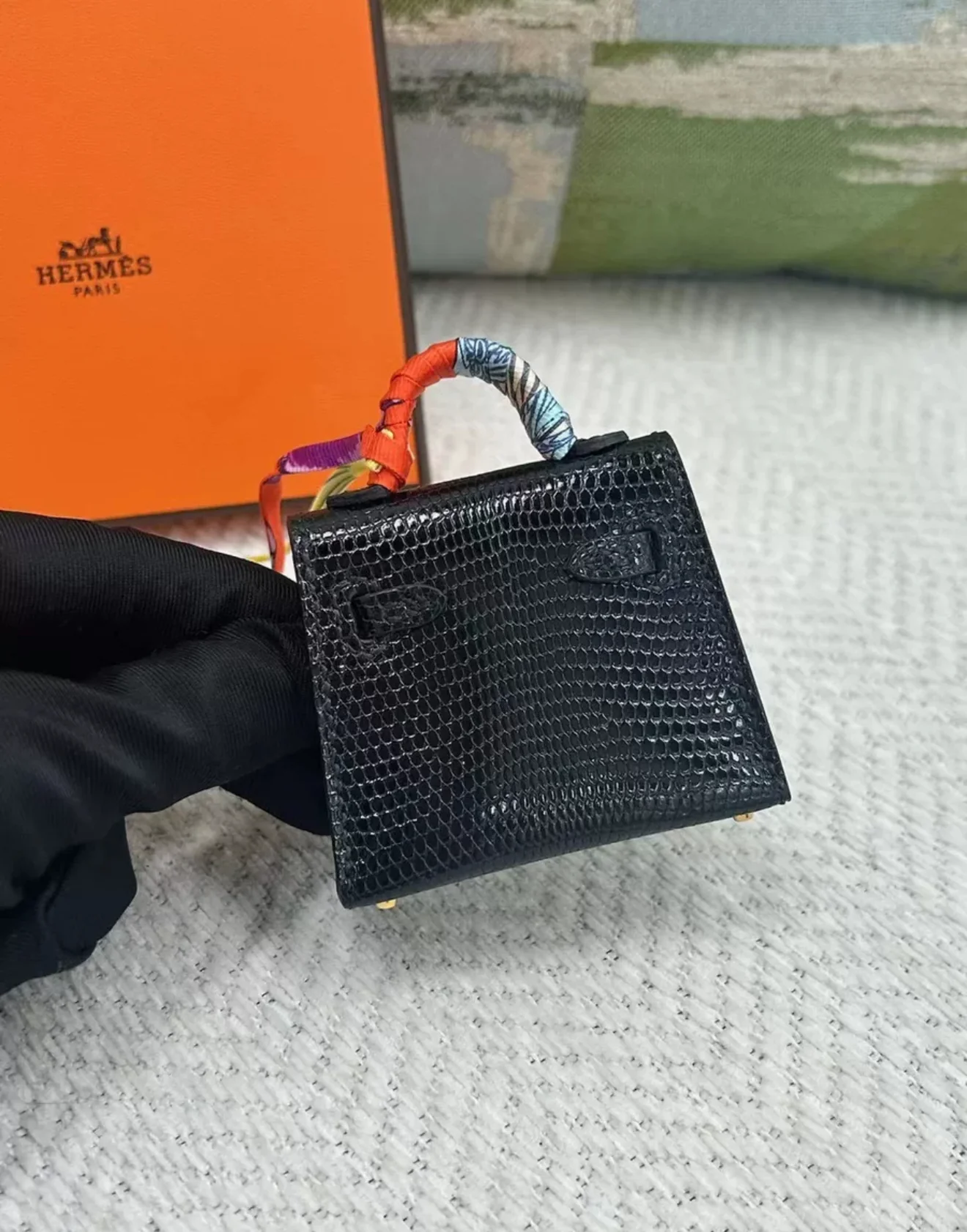 HERMÈS Kelly Twilly charm Noir Lizard Gold Hardware - Image 3