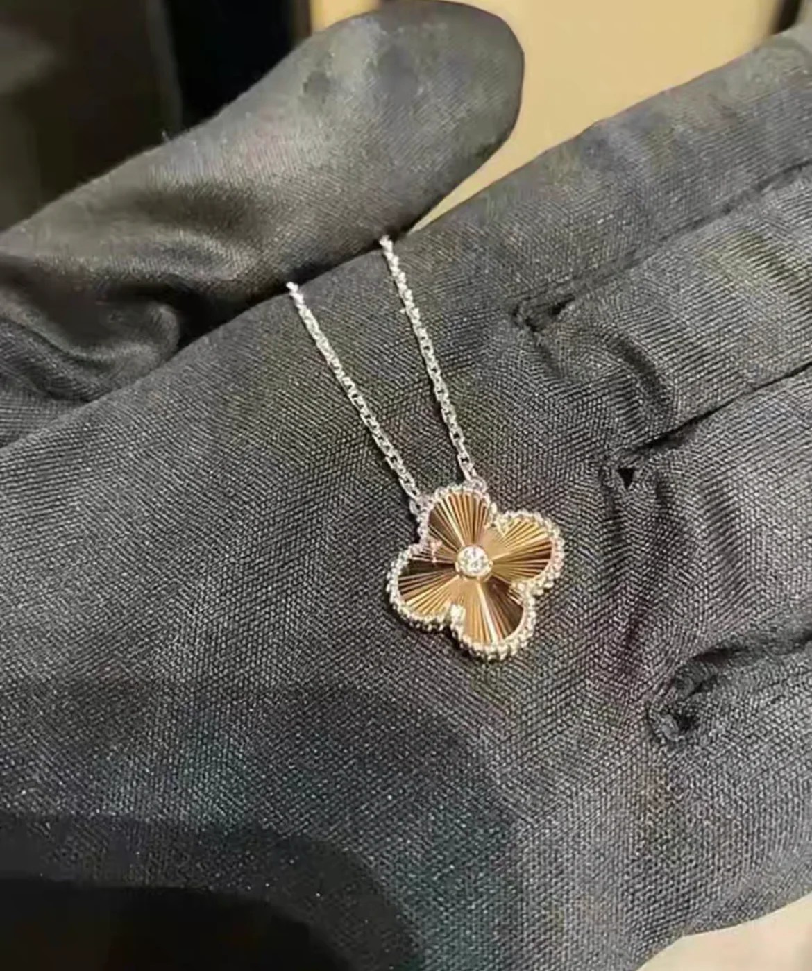 Van Cleef & Arpels Holiday Pendant 2024 - Image 3