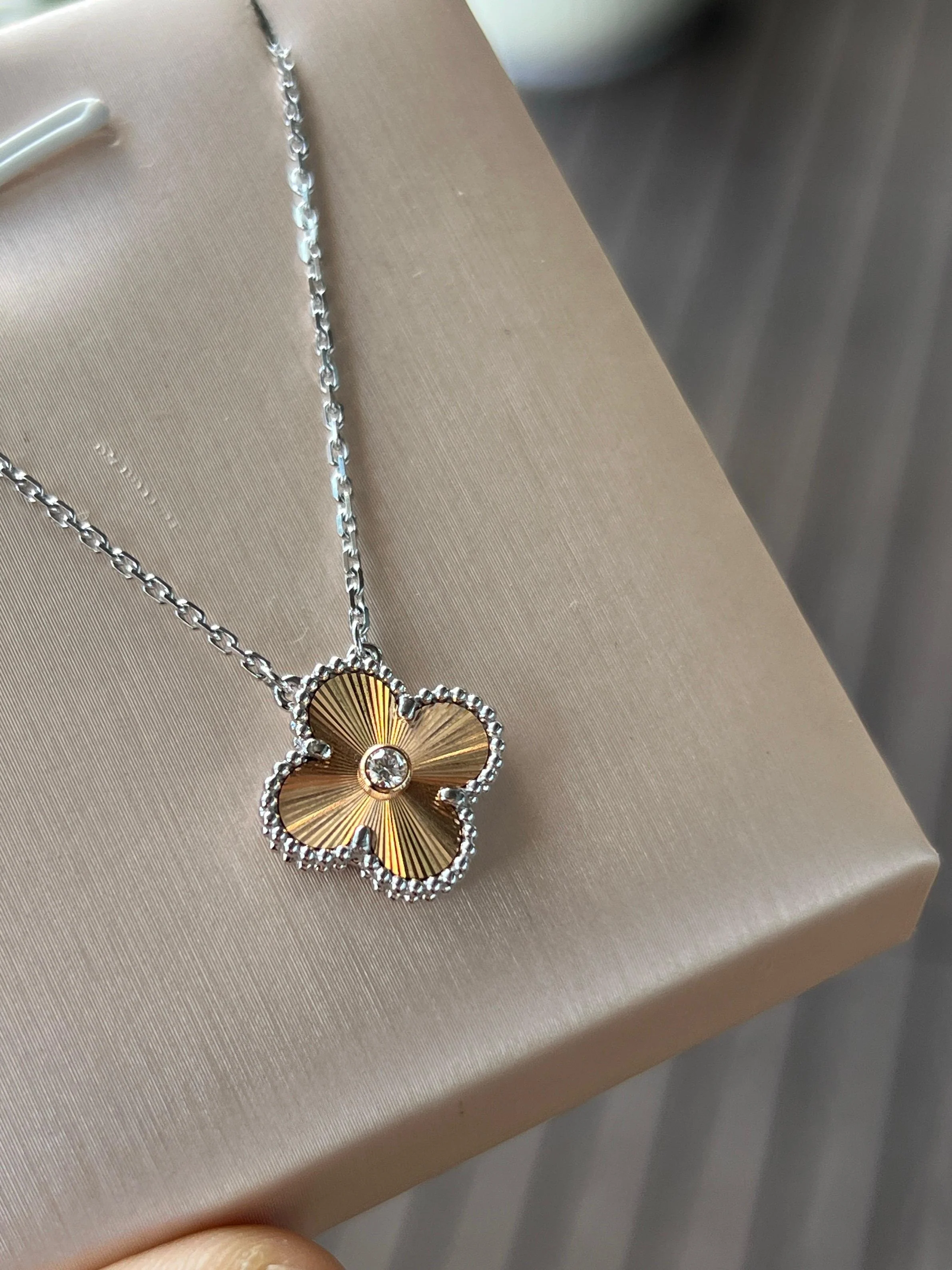 Van Cleef & Arpels Holiday Pendant 2024 - Image 4