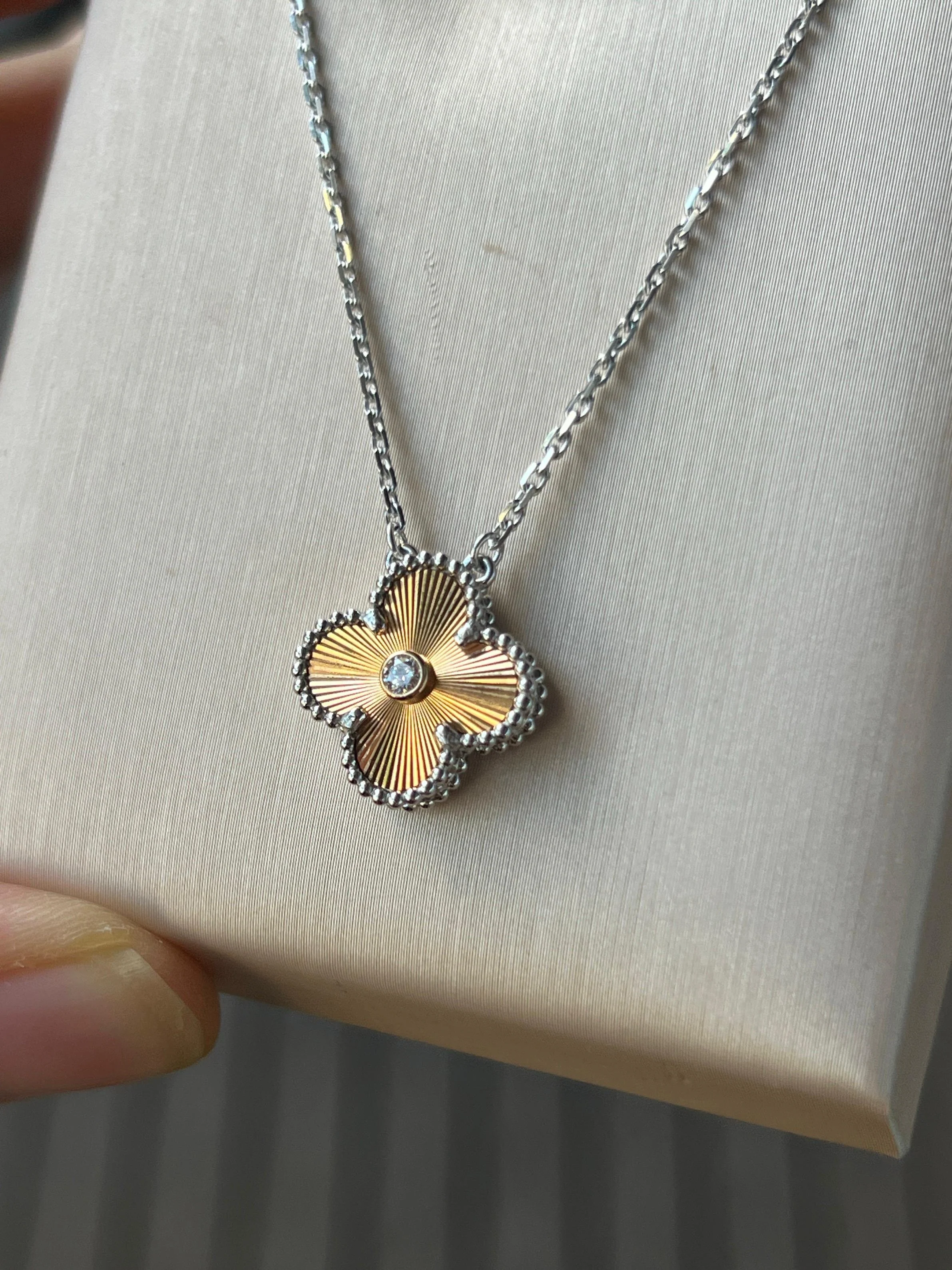 Van Cleef & Arpels Holiday Pendant 2024 - Image 7