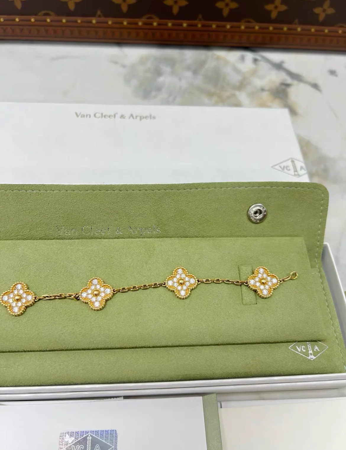 Van Cleef & Arpels Vintage Alhambra 5 diamond motif bracelet in 18k yellow gold - Image 4