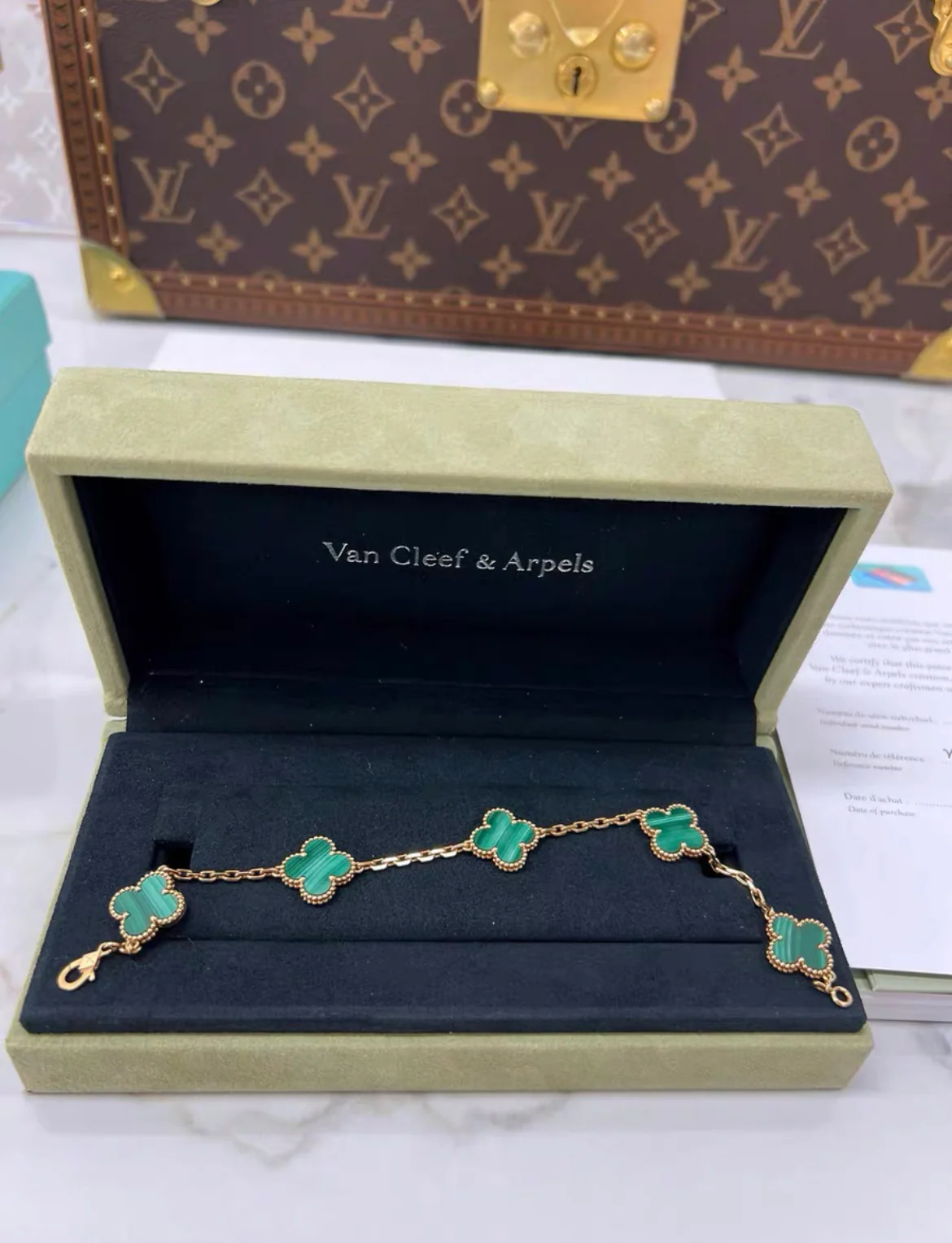 Van Cleef & Arpels Vintage Alhambra bracelet, 5 motifs
18K yellow gold, Malachite - Image 3