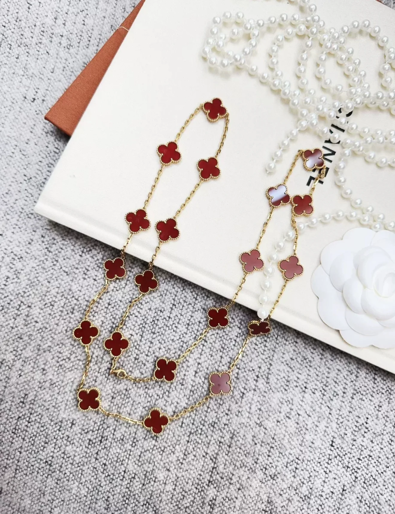 Van Cleef & Arpels Vintage Alhambra long necklace, 20 motifs
18K yellow gold, Carnelian - Image 2