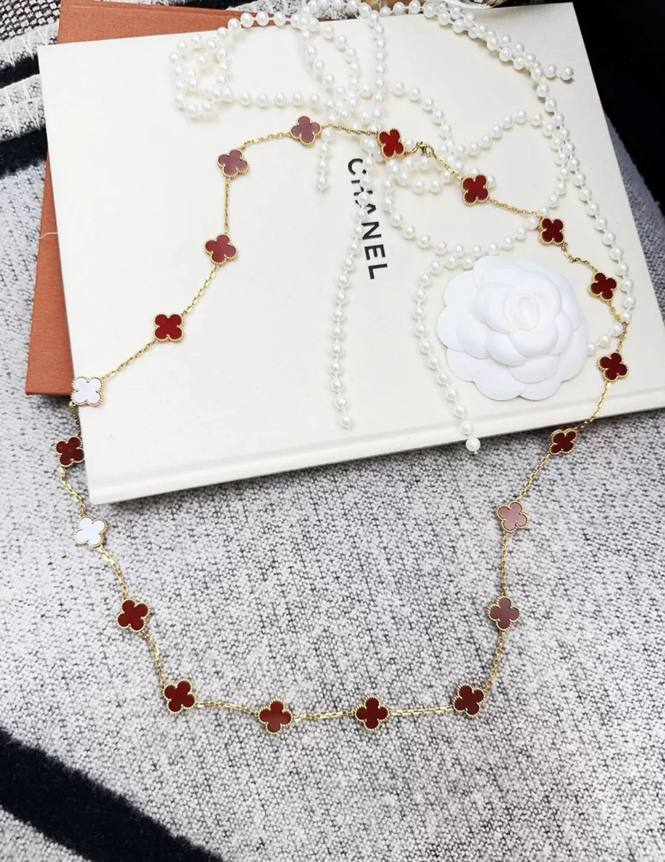 Van Cleef & Arpels Vintage Alhambra long necklace, 20 motifs
18K yellow gold, Carnelian - Image 3