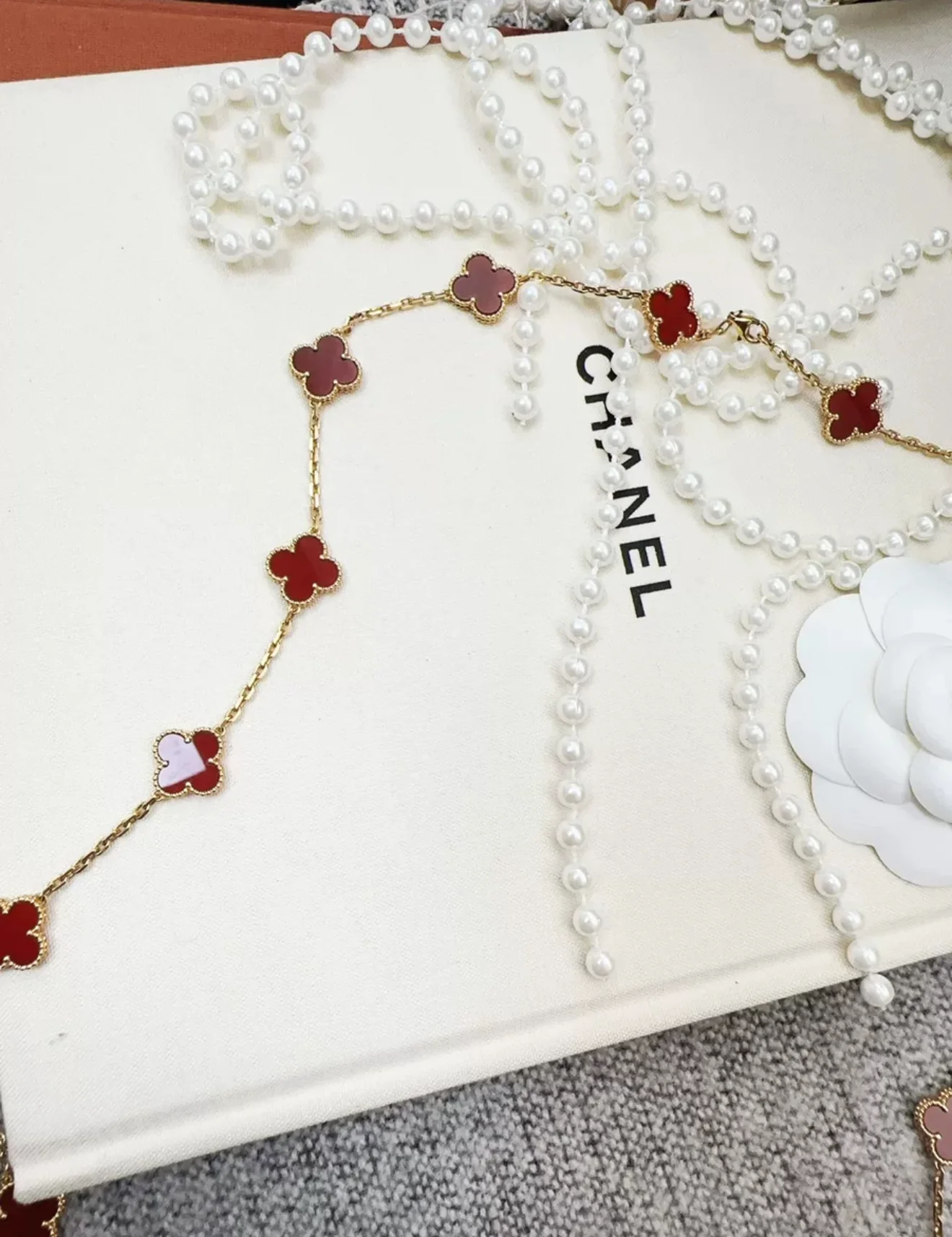 Van Cleef & Arpels Vintage Alhambra long necklace, 20 motifs
18K yellow gold, Carnelian - Image 4