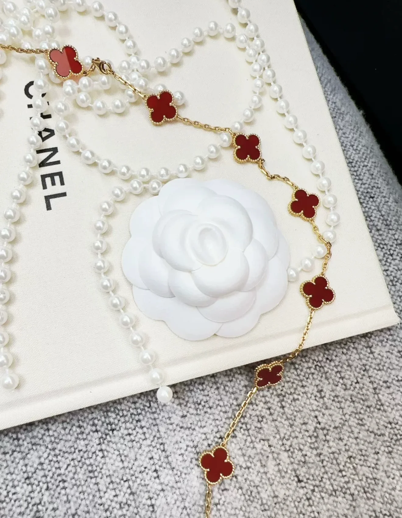 Van Cleef & Arpels Vintage Alhambra long necklace, 20 motifs
18K yellow gold, Carnelian - Image 5