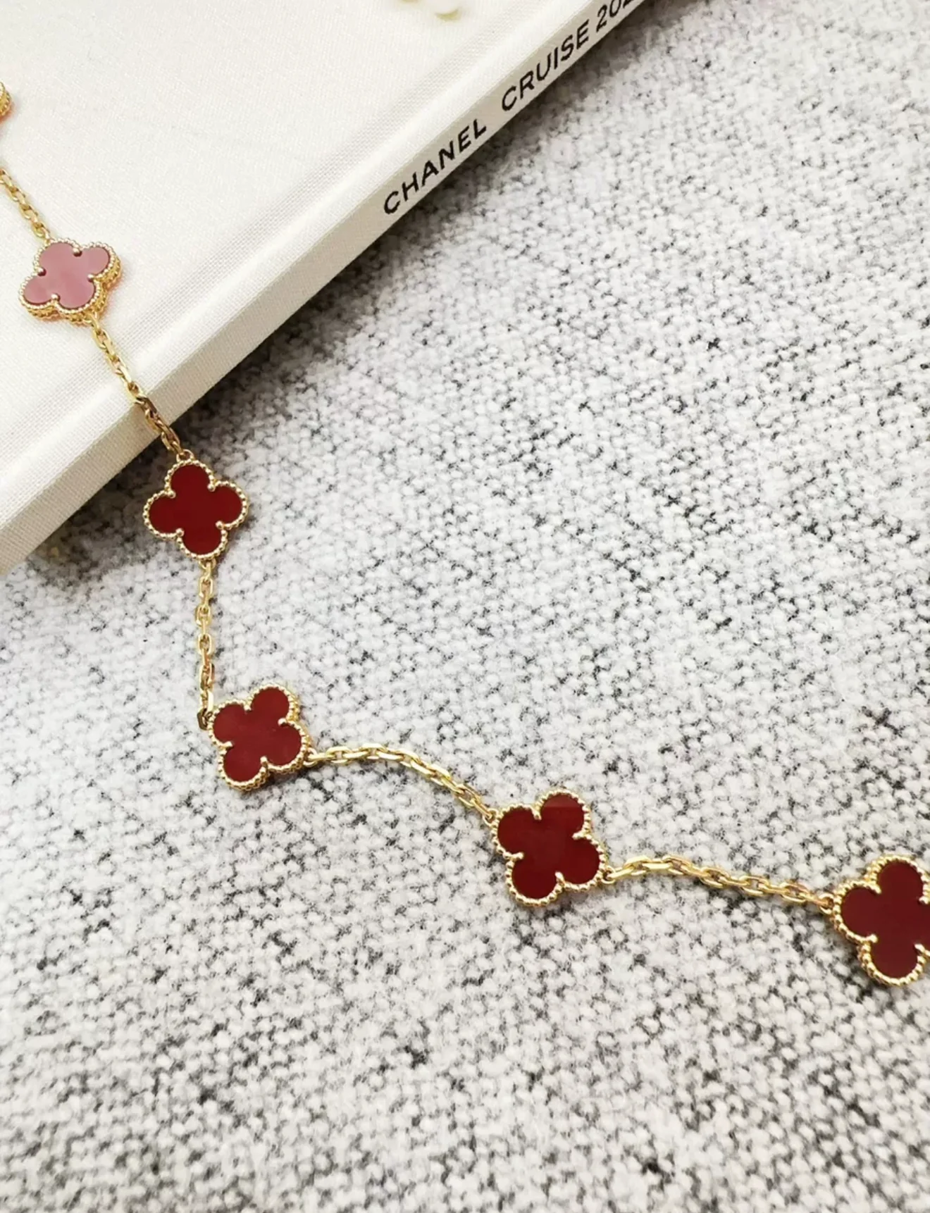 Van Cleef & Arpels Vintage Alhambra long necklace, 20 motifs
18K yellow gold, Carnelian - Image 7