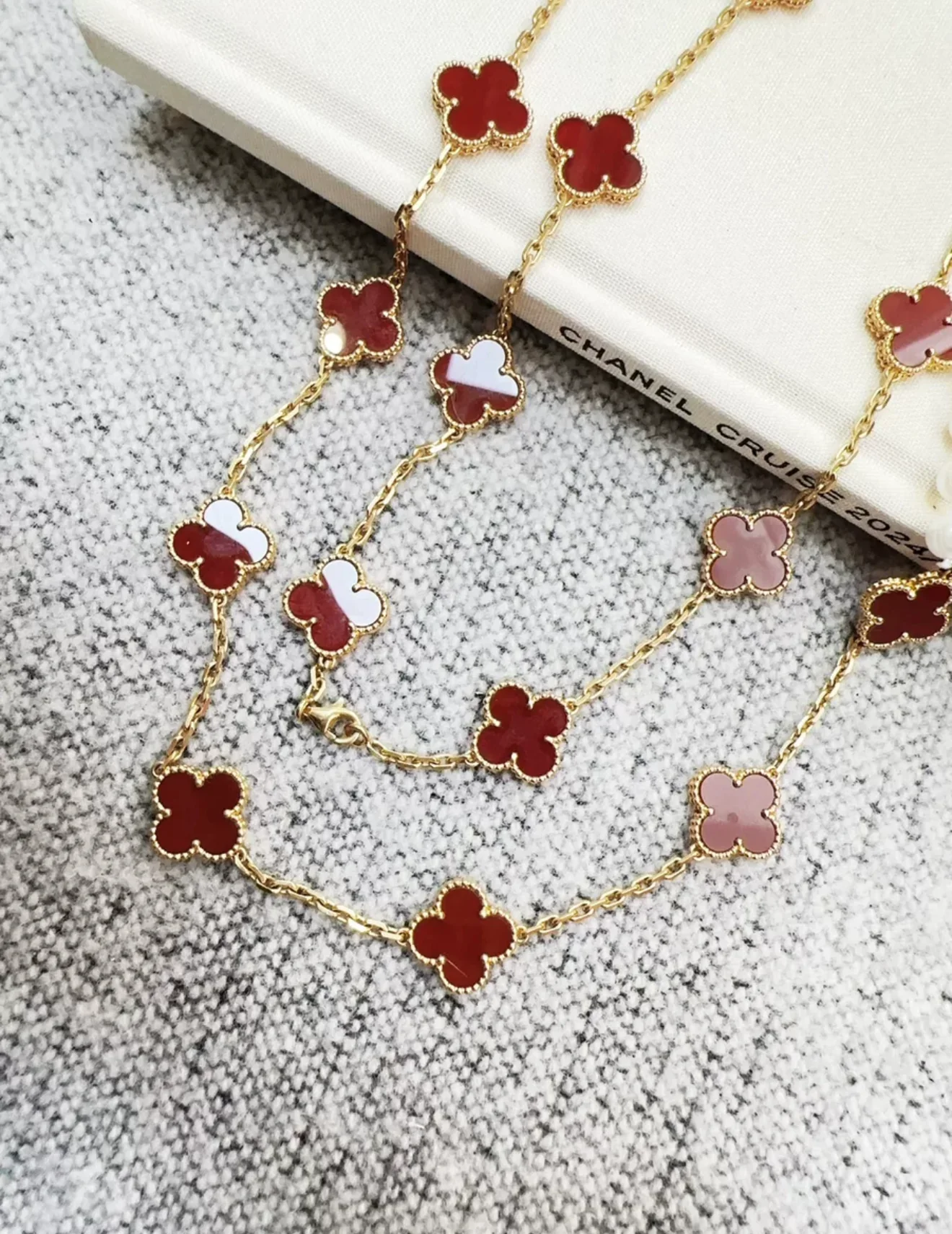 Van Cleef & Arpels Vintage Alhambra long necklace, 20 motifs
18K yellow gold, Carnelian - Image 8