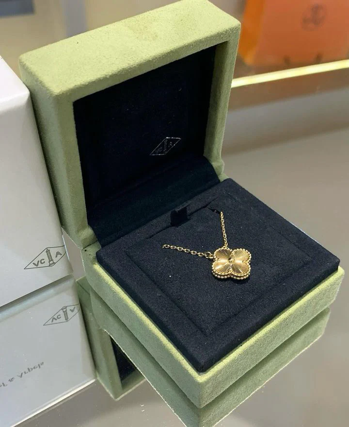 Van Cleef & Arpels Vintage Alhambra Pendant in 18k yellow gold - Image 3