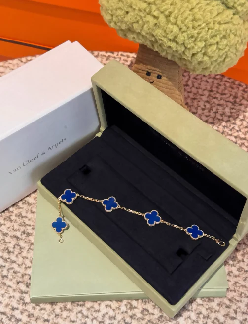 Van Cleef & Arpels Vintage Alhambra bracelet, 5 motifs 18K yellow gold, Agate