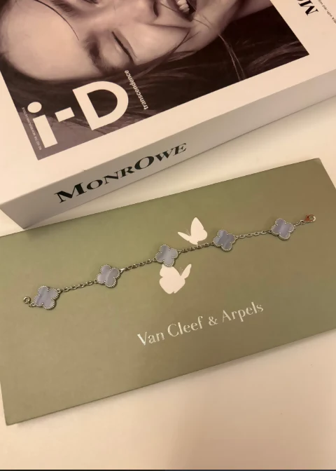 Van Cleef & Arpels Vintage Alhambra bracelet, 5 motifs
18K white gold, Chalcedony - Image 2