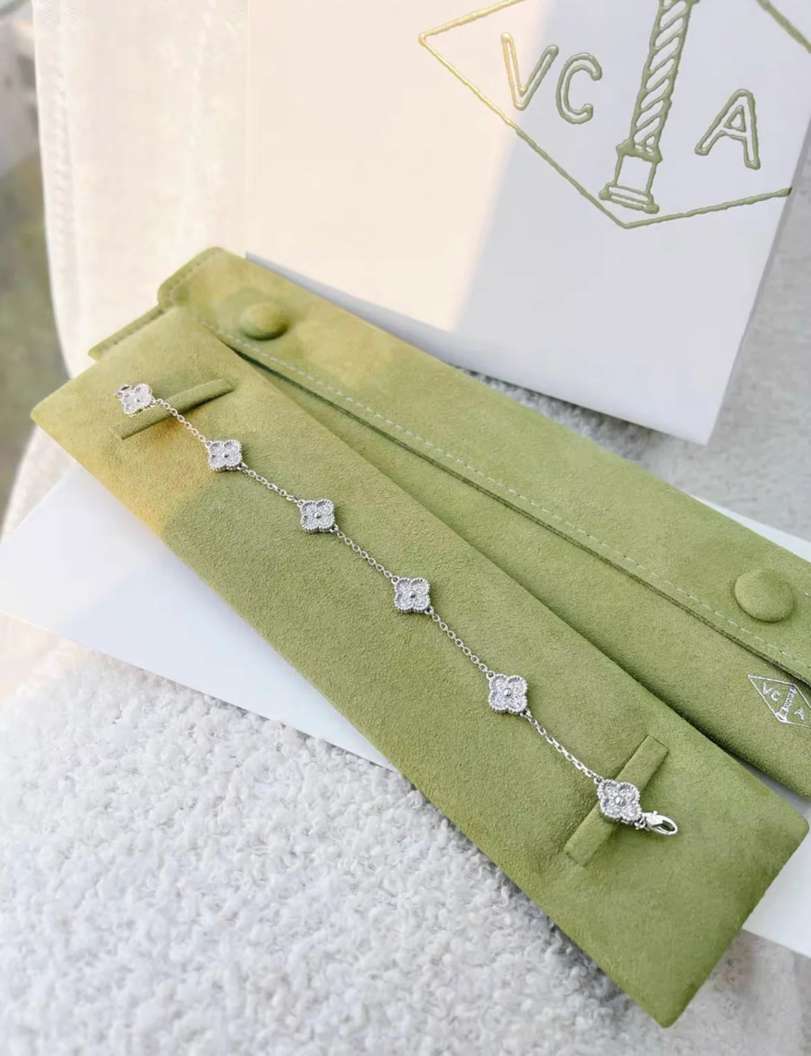 VCA Van Cleef & Arpels Sweet Alhambra bracelet, 6 motifs
18K white gold, Diamond - Image 5