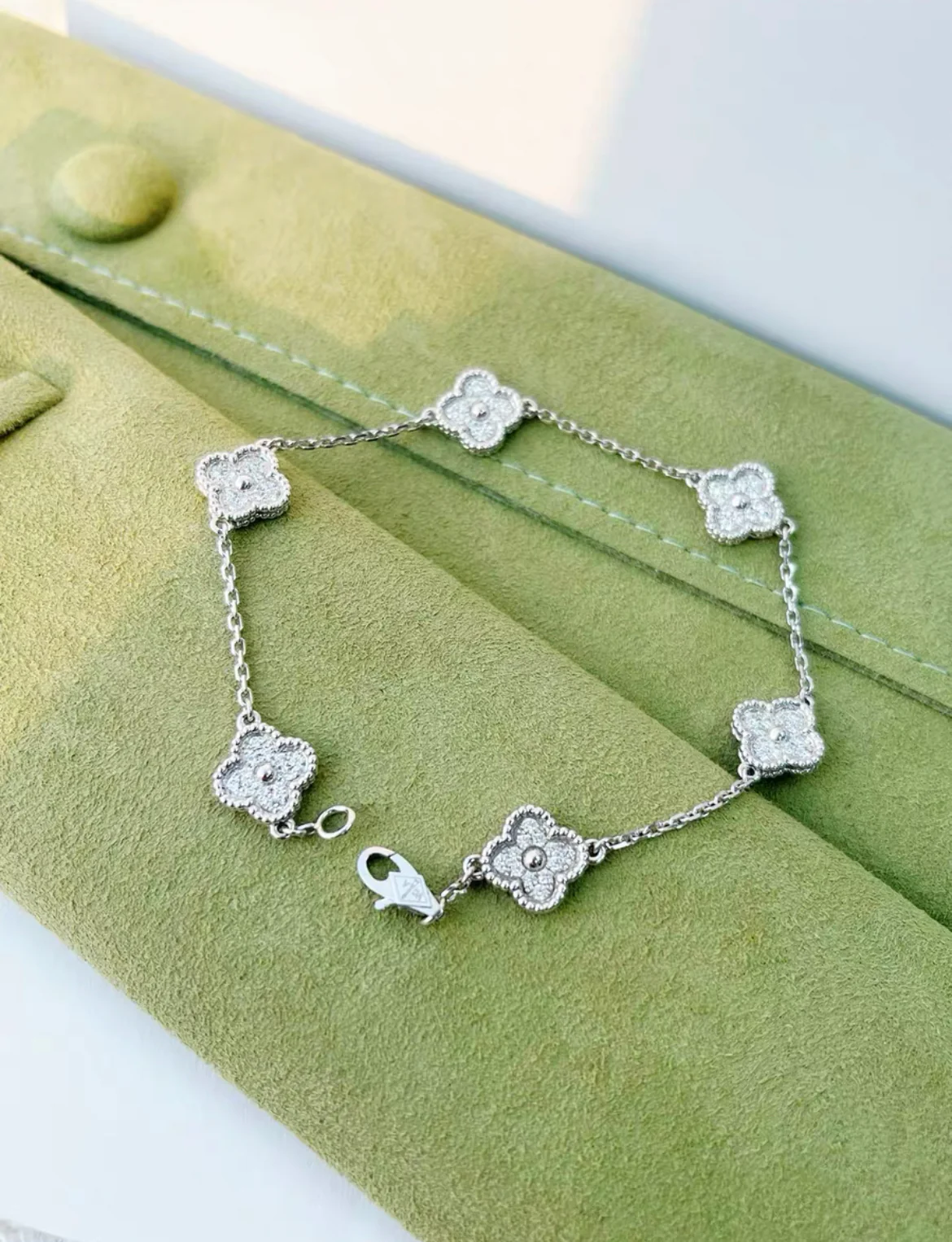 VCA Van Cleef & Arpels Sweet Alhambra bracelet, 6 motifs
18K white gold, Diamond - Image 6