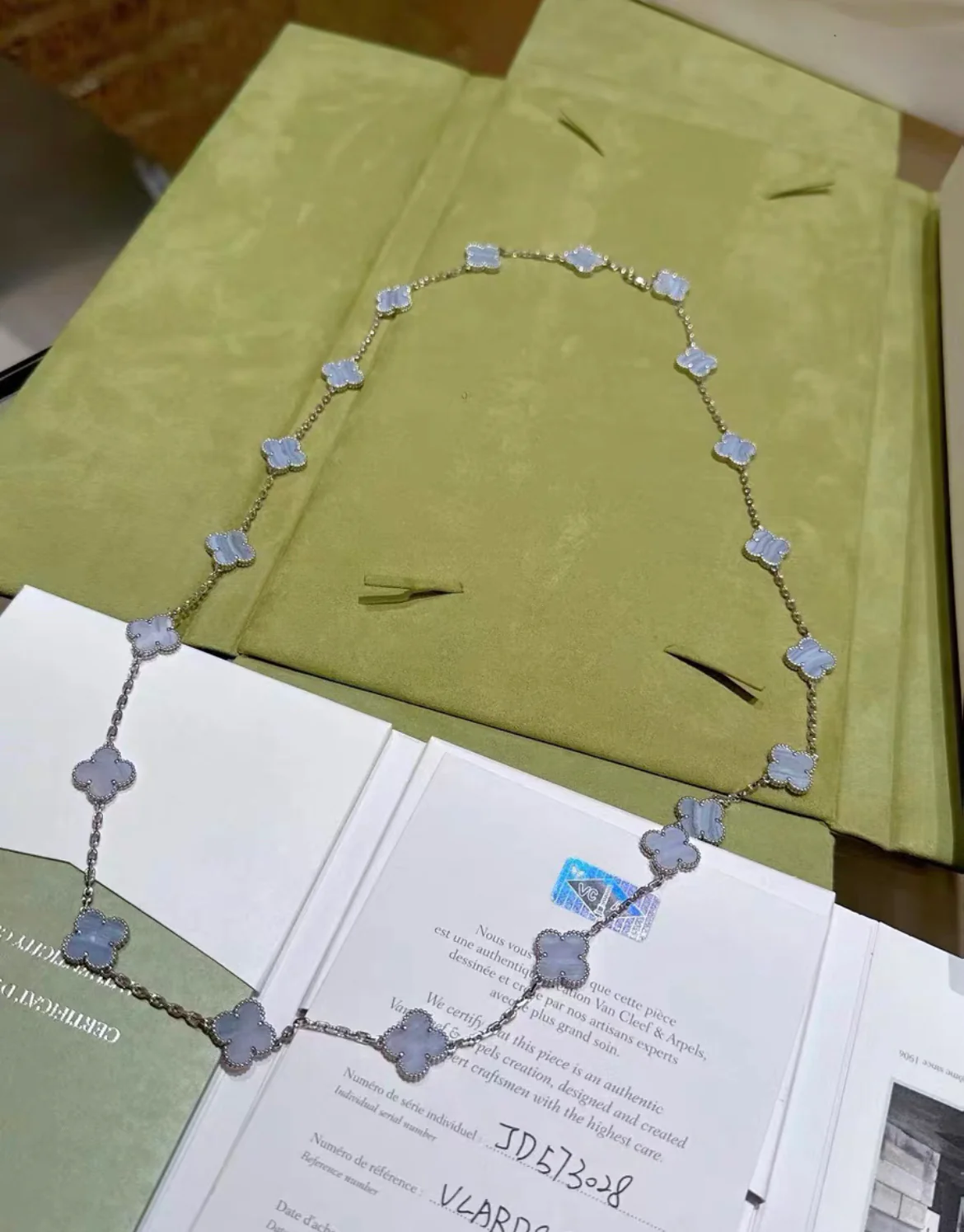 VCA Van Cleef & Arpels Vintage Alhambra long necklace, 20 motifs 18K white gold, Chalcedony
Full set brand new - Image 6