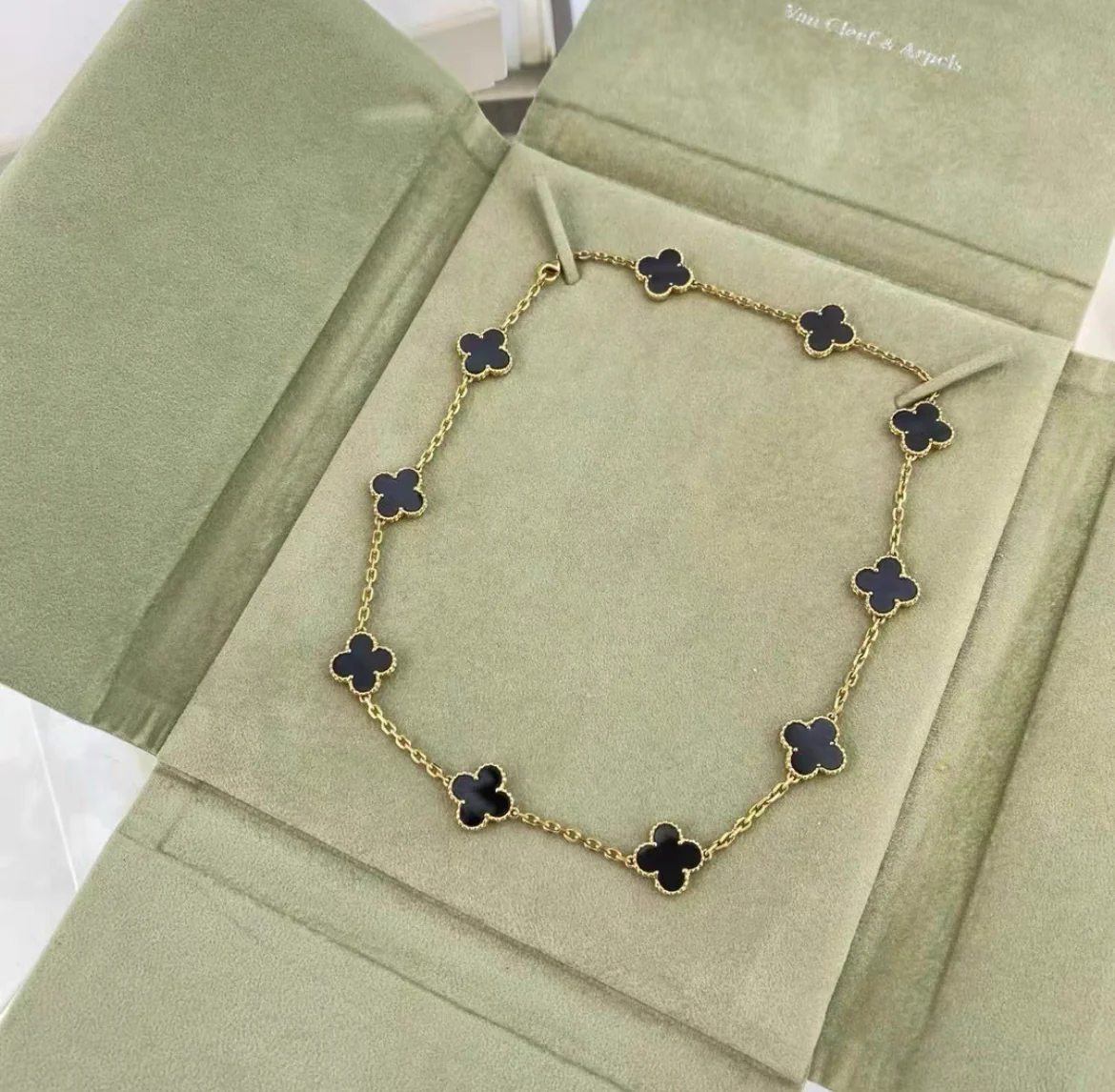 VCA Van Cleef & Arpels Vintage Alhambra necklace, 10 motifs
18K yellow gold, Onyx