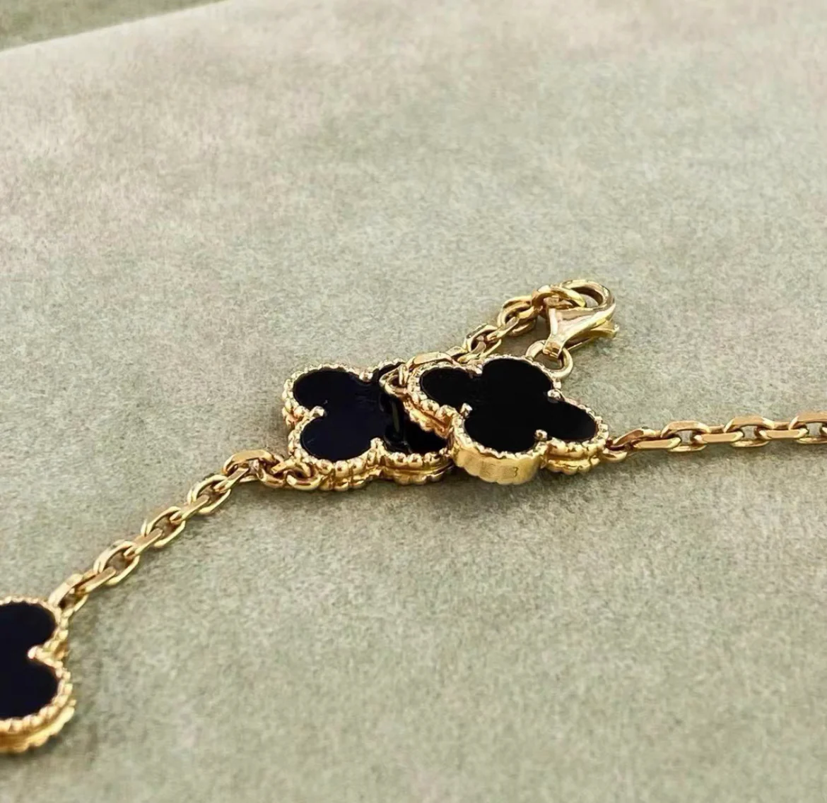 VCA Van Cleef & Arpels Vintage Alhambra necklace, 10 motifs
18K yellow gold, Onyx - Image 6