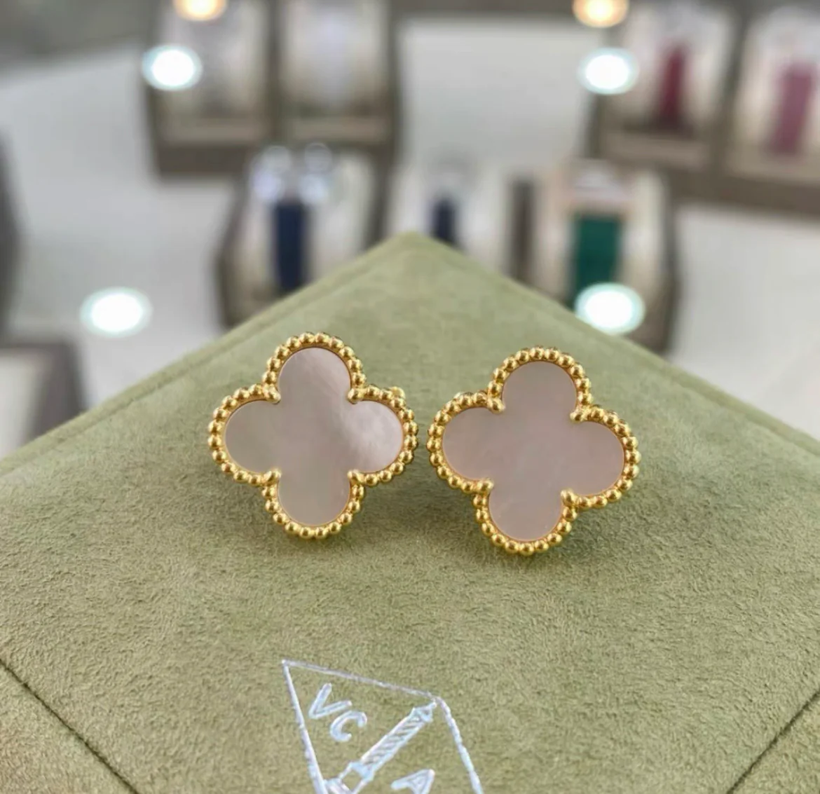 VCA Van Cleef & Arpels white mother-of-pearl 18K gold Vintage Alhambra earrings large size - Image 2