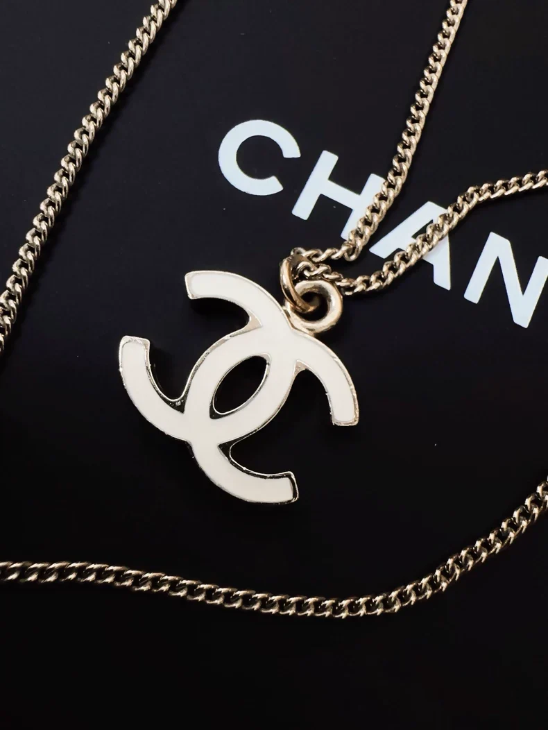 Vintage Chanel double C white enamel necklace - Image 3