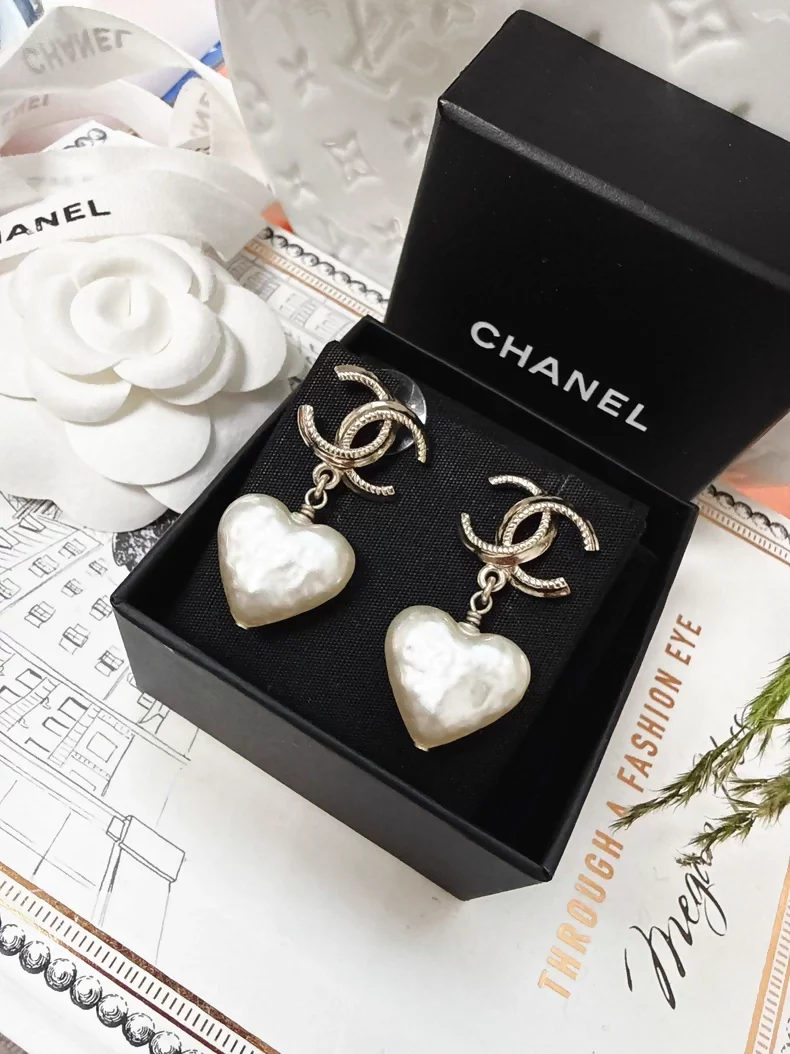 Chanel 22C heart earrings with double C